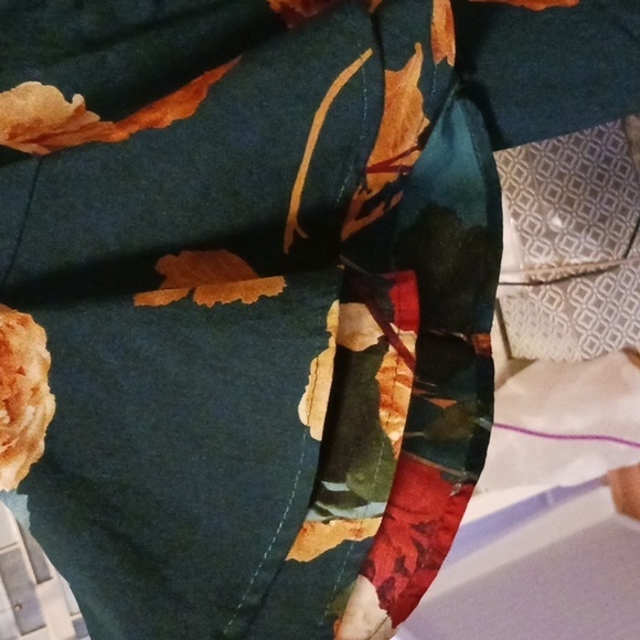 GREAT CONDITION DARK GREEN FLORAL MID DRESS W/HALF BELL SLEEVES BY UMGEE SZ SM - Picture 3 of 7